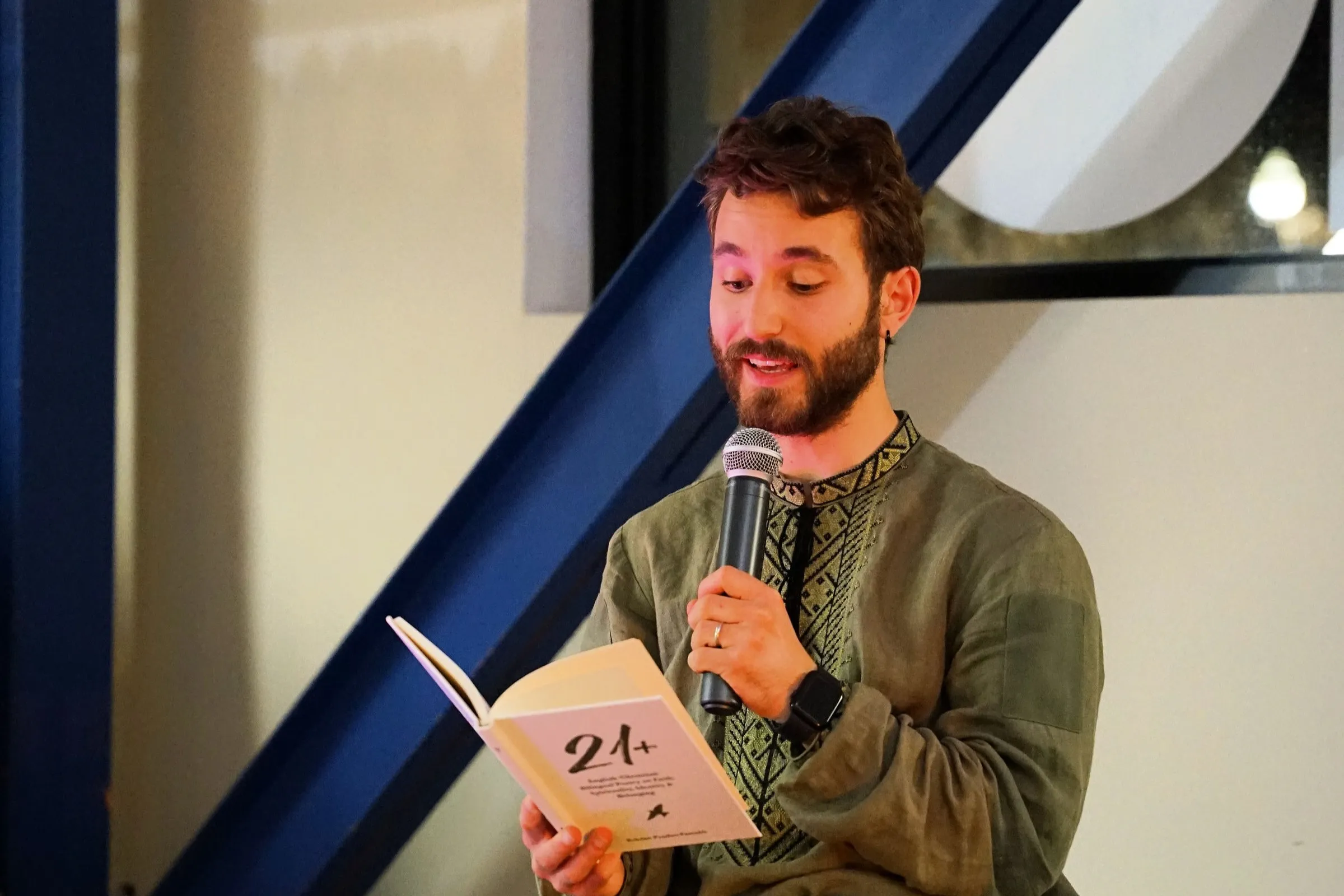 In San Francisco, a presentation of the bilingual poetry collection "21+" took place in support of children of war.